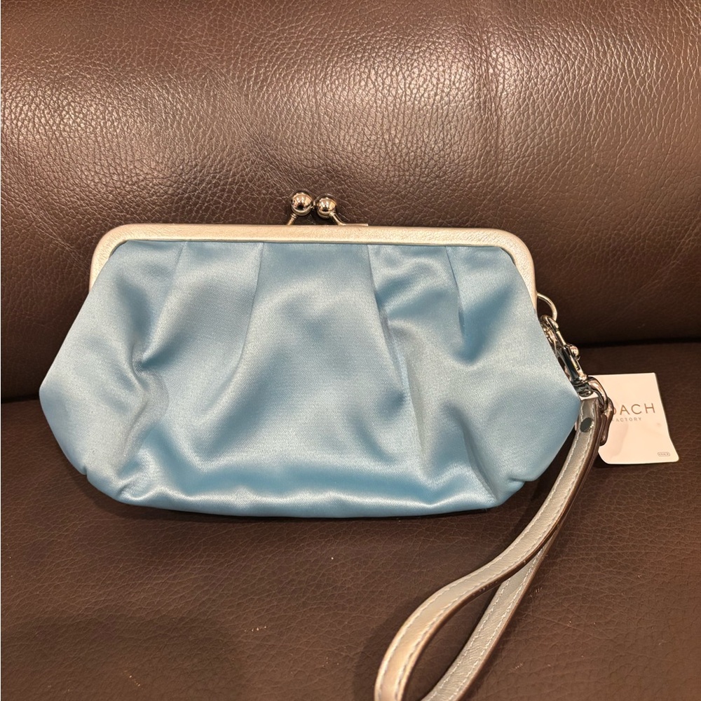 Coach Kisslock Wristlet *RARE* - Picture 2 of 4
